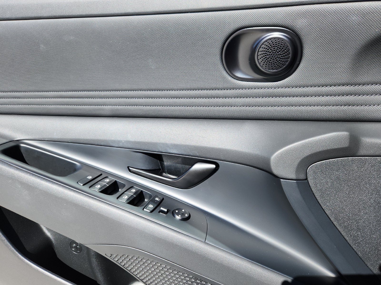 2025 Hyundai Elantra SEL - Photo 9