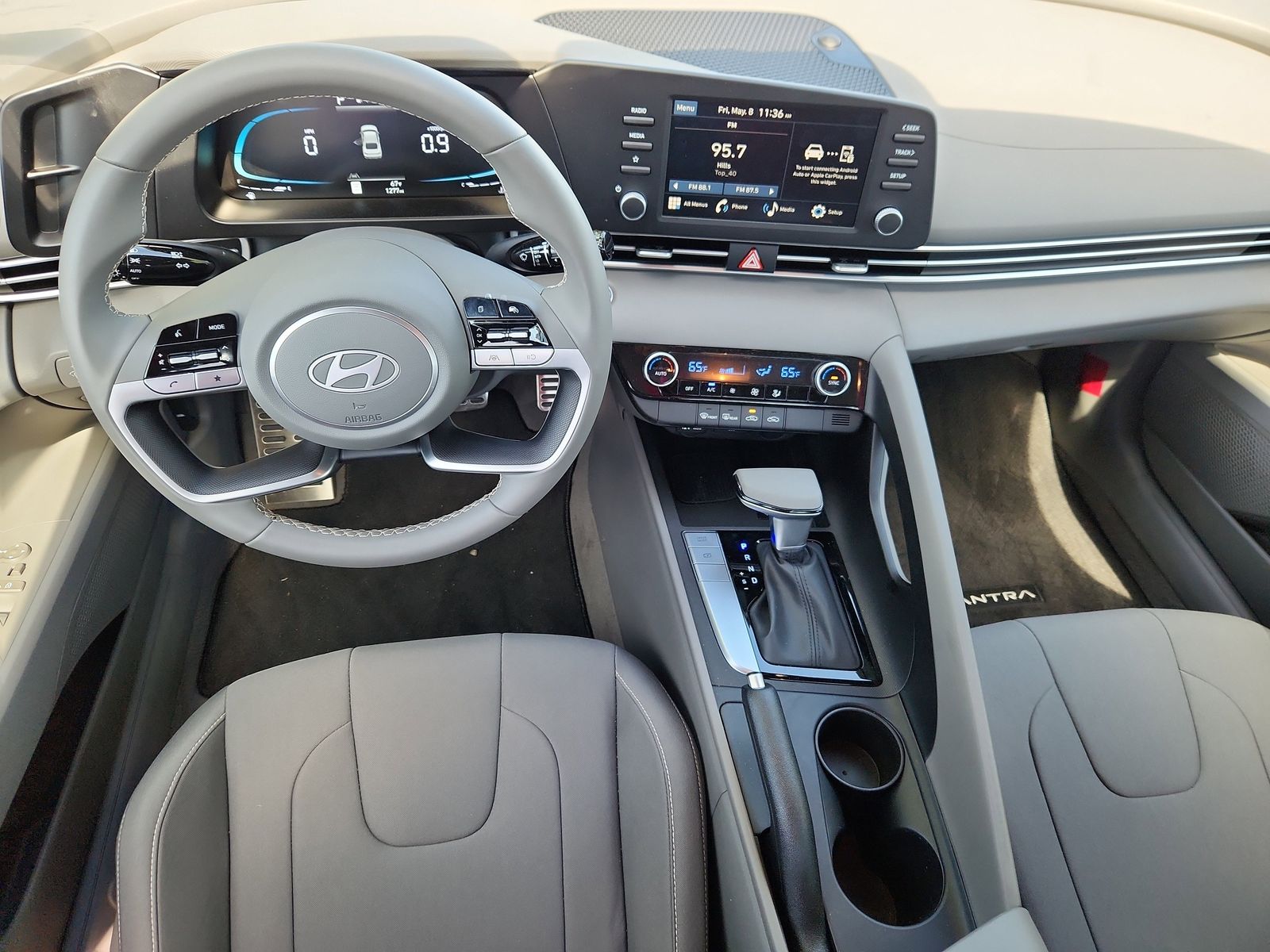 2025 Hyundai Elantra SEL - Photo 12