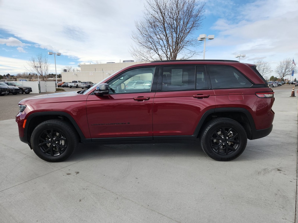 Used 2024 Jeep Grand Cherokee Laredo SUV