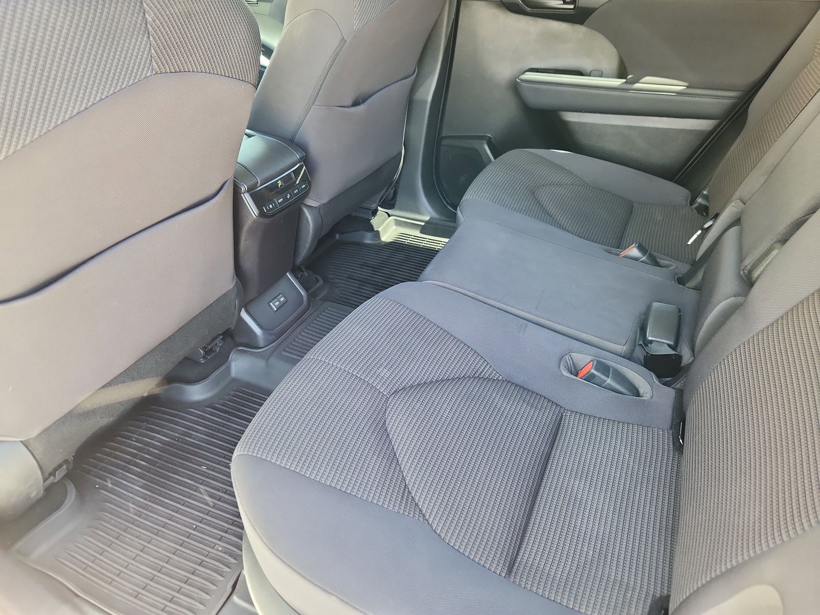 2022 Toyota Highlander L - Photo 11
