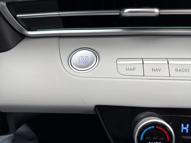 2025 Hyundai Elantra Limited - Photo 12