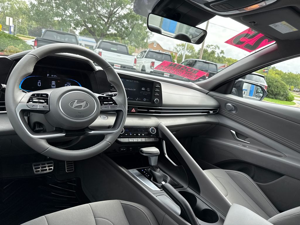 2025 Hyundai Elantra SEL - Photo 23