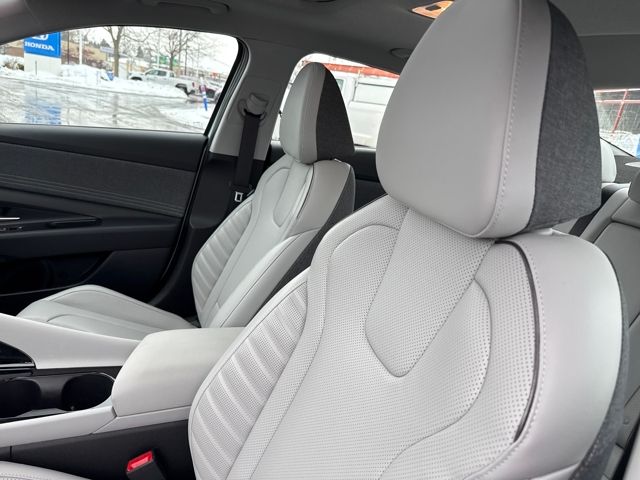 2025 Hyundai Elantra Limited - Photo 17