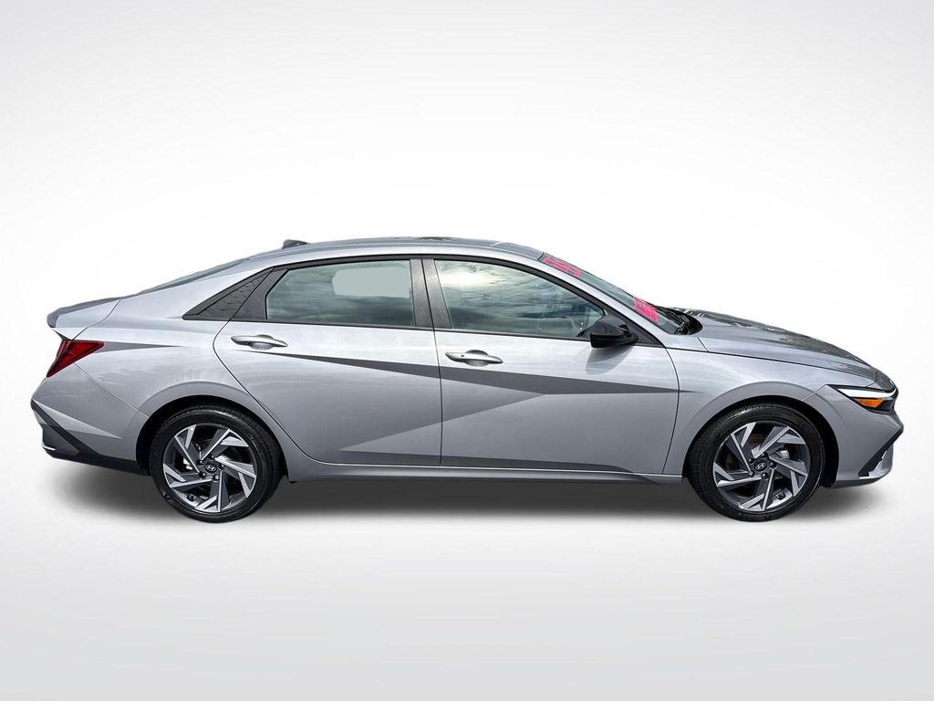 2025 Hyundai Elantra SEL - Photo 6