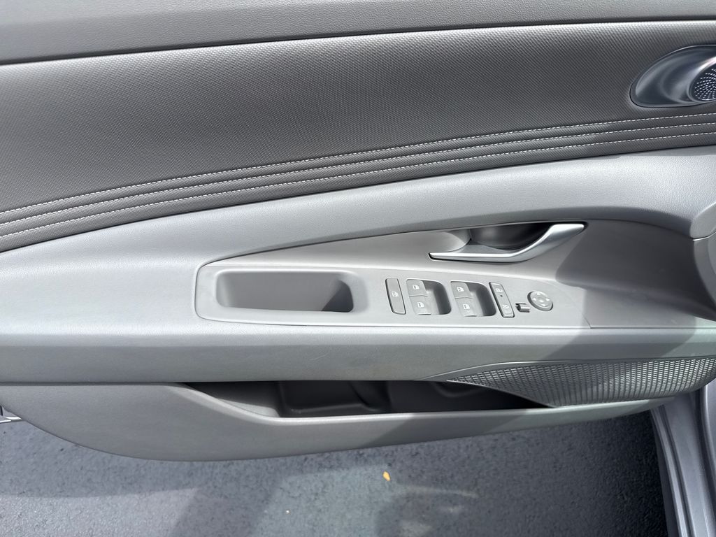 2025 Hyundai Elantra SEL - Photo 9