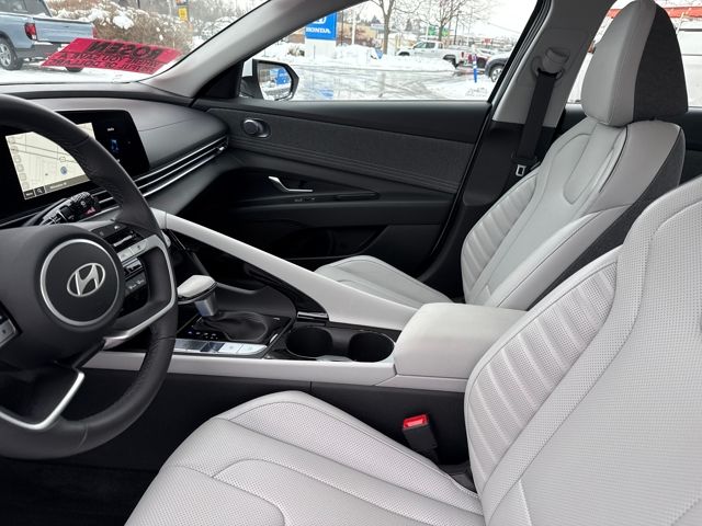 2025 Hyundai Elantra Limited - Photo 19