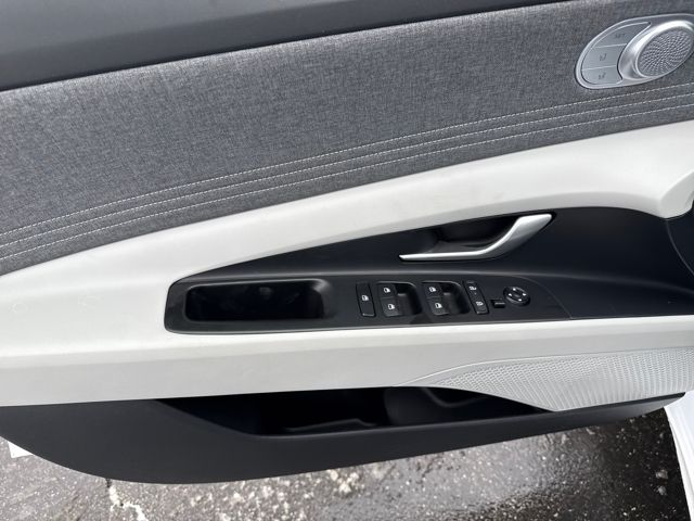 2025 Hyundai Elantra Limited - Photo 9
