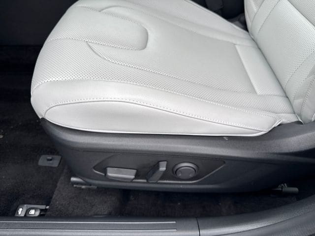2025 Hyundai Elantra Limited - Photo 15