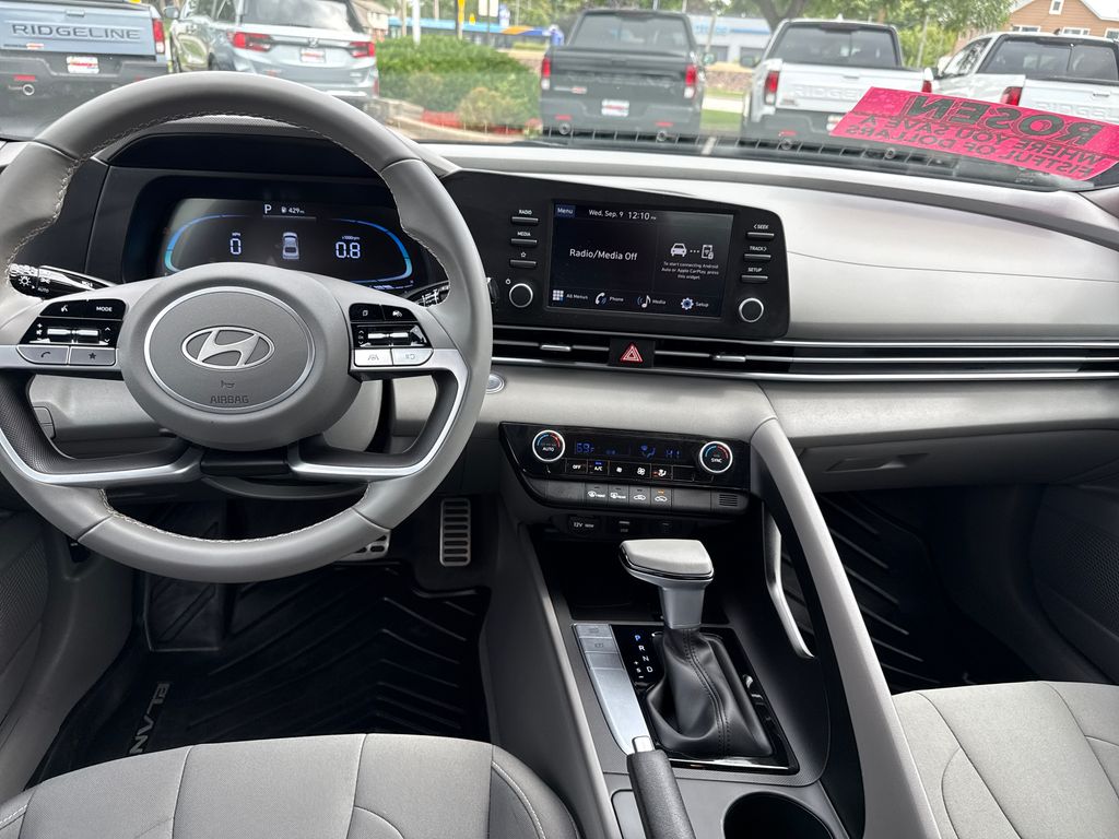 2025 Hyundai Elantra SEL - Photo 22