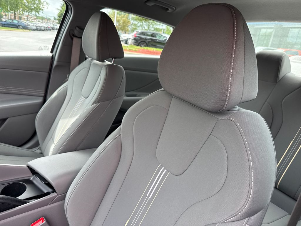 2025 Hyundai Elantra SEL - Photo 12
