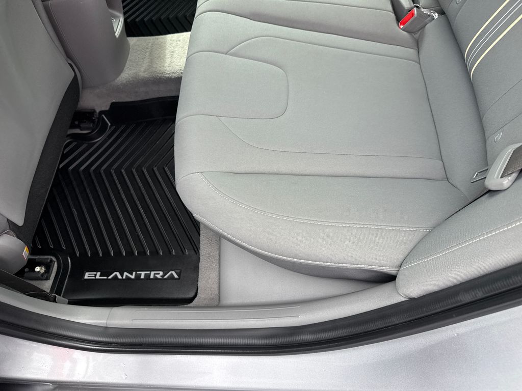 2025 Hyundai Elantra SEL - Photo 17