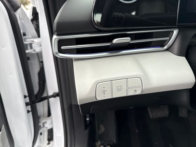 2025 Hyundai Elantra Limited - Photo 23