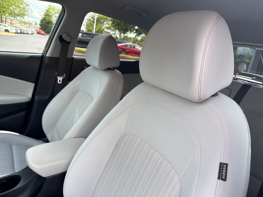 2023 Hyundai Kona SEL - Photo 11