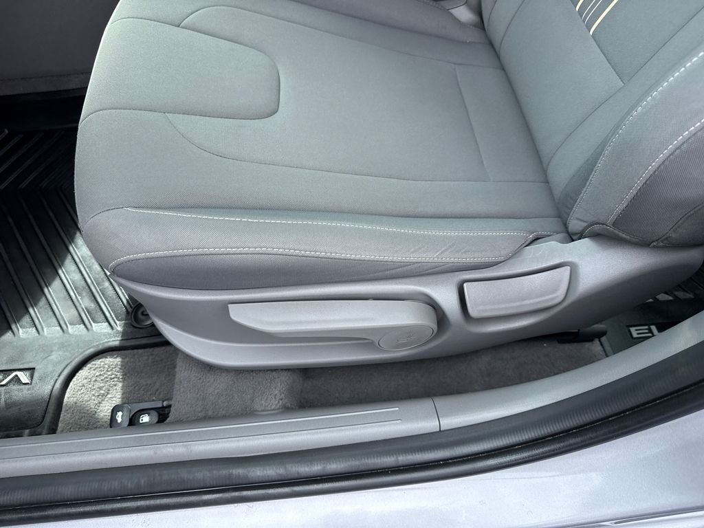 2025 Hyundai Elantra SEL - Photo 11