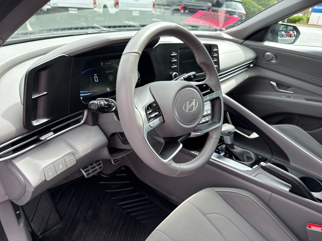 2025 Hyundai Elantra SEL - Photo 14