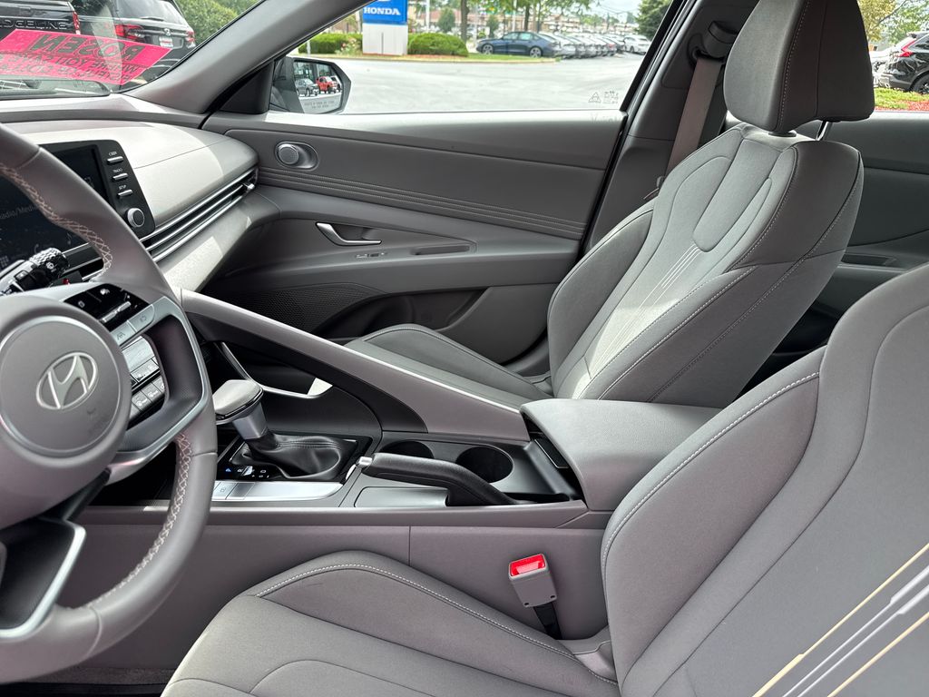 2025 Hyundai Elantra SEL - Photo 13
