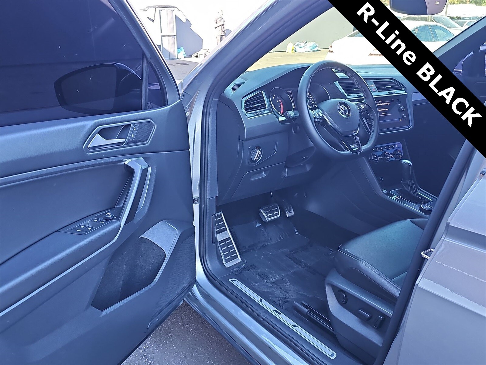 Thumbnail: 2021 Volkswagen Tiguan - 10