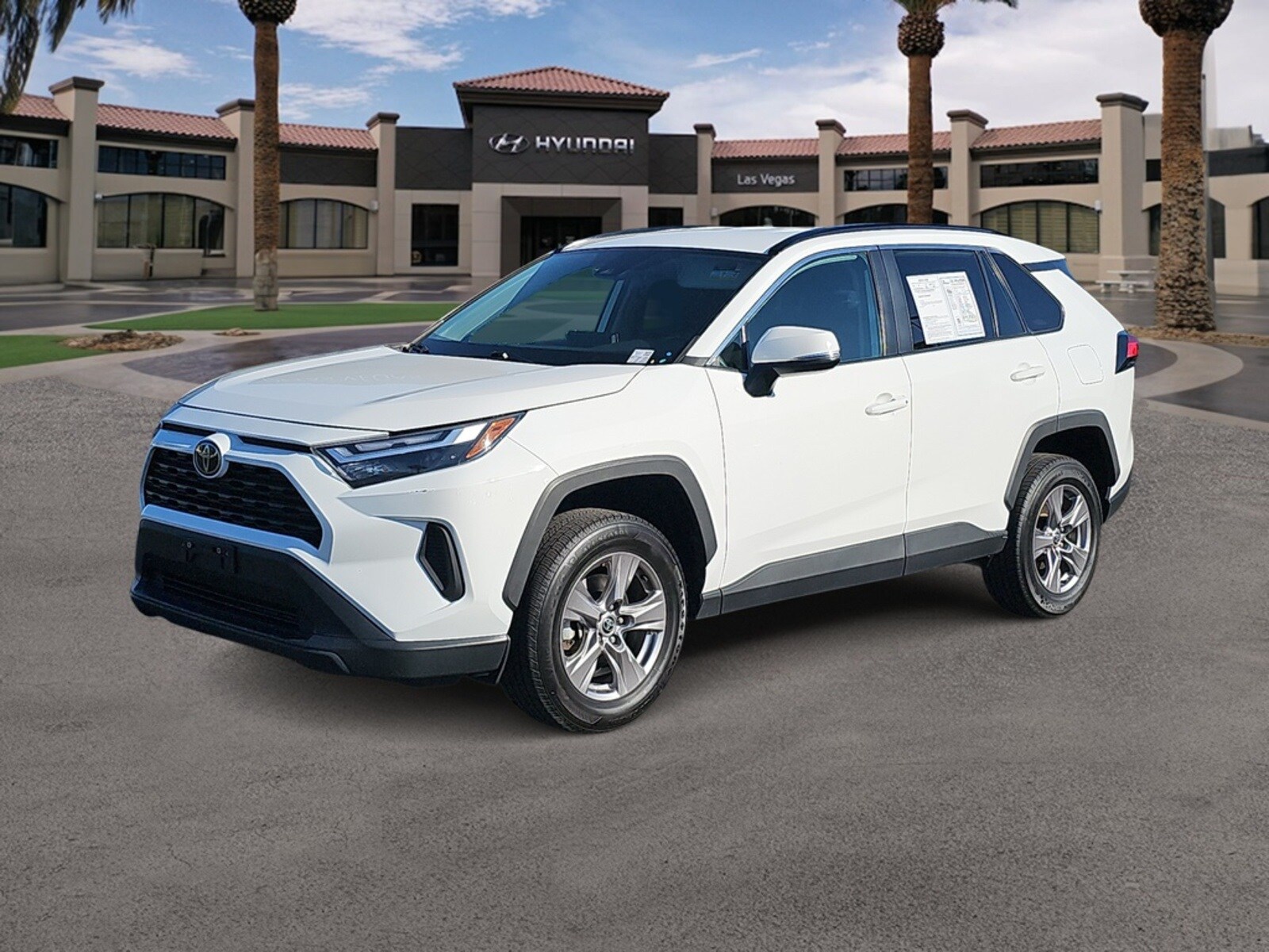 2022 Toyota RAV4 XLE photo 4