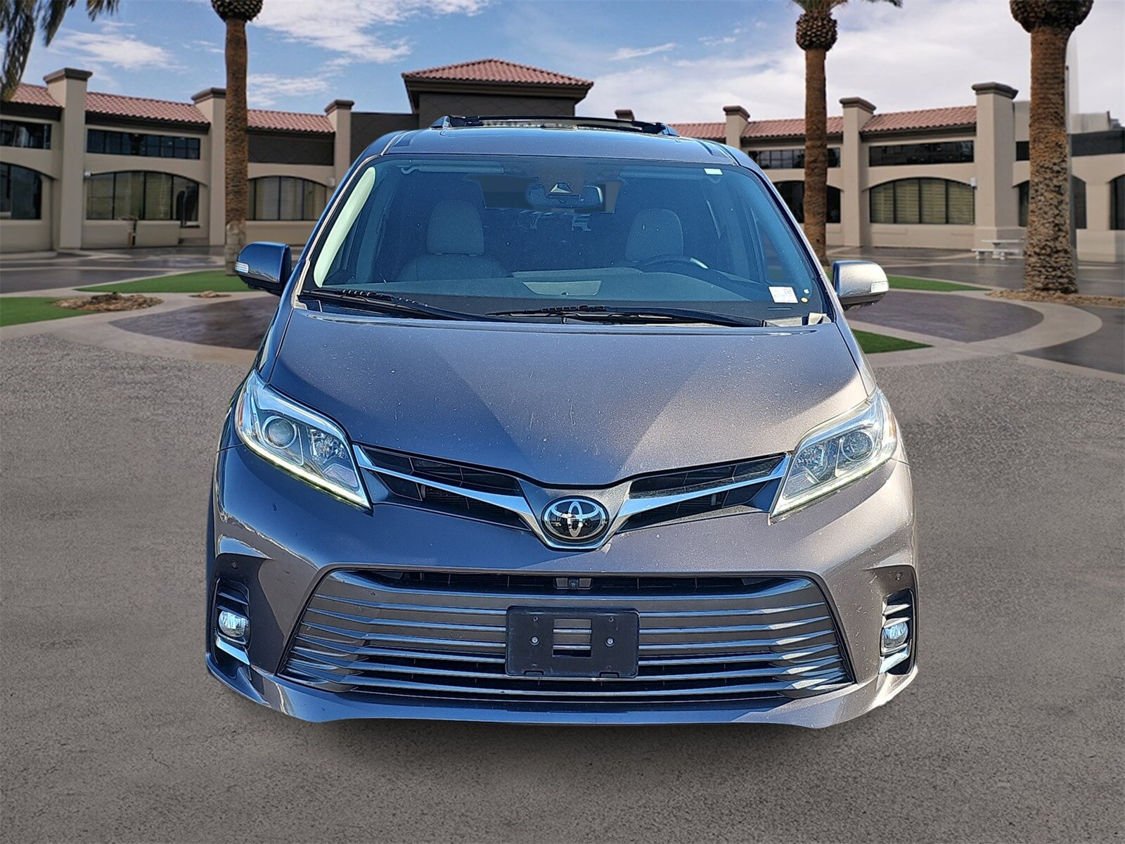 2019 Toyota Sienna Limited Premium photo 3