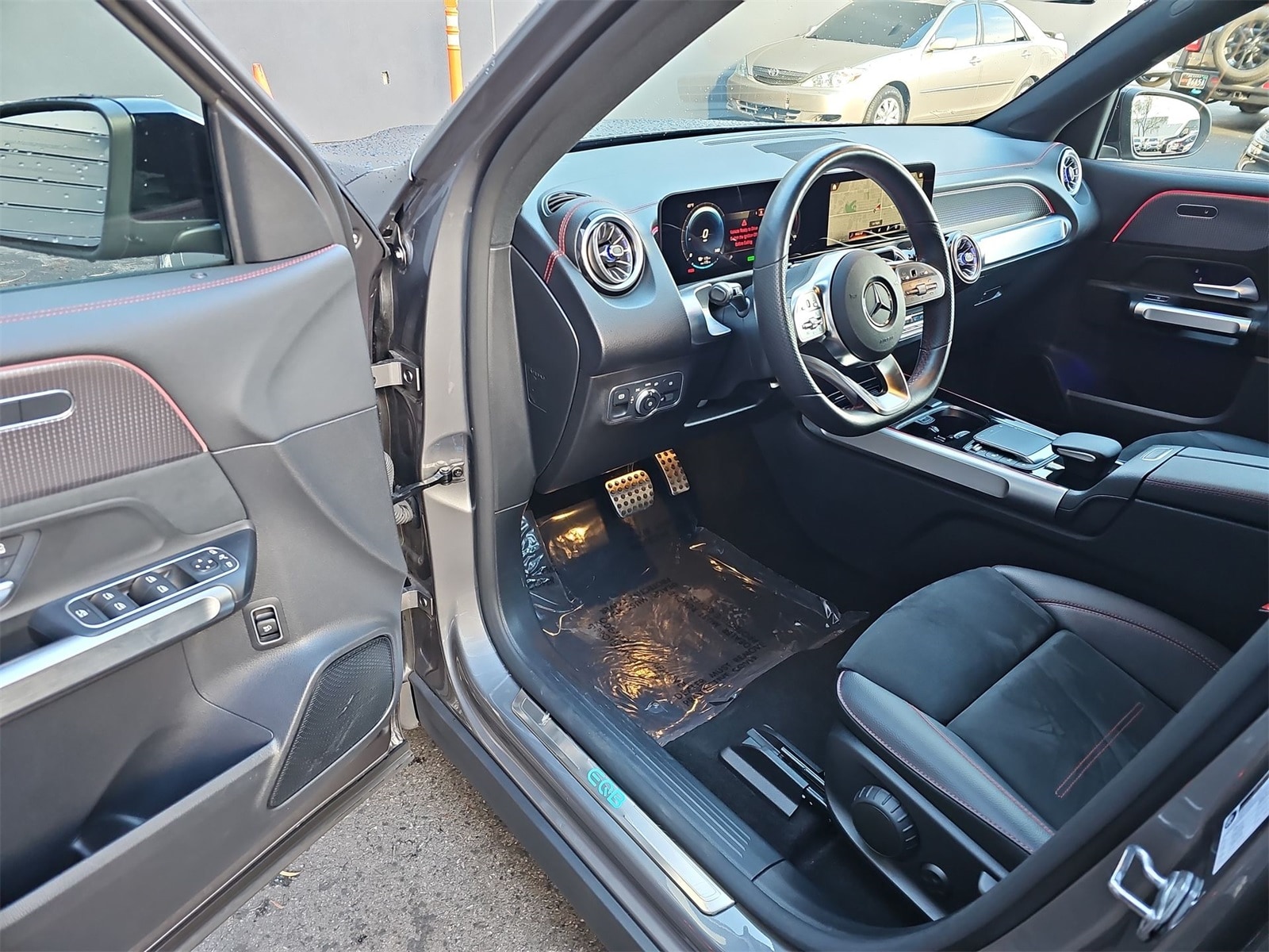 Thumbnail: 2022 Mercedes-Benz EQB - 10