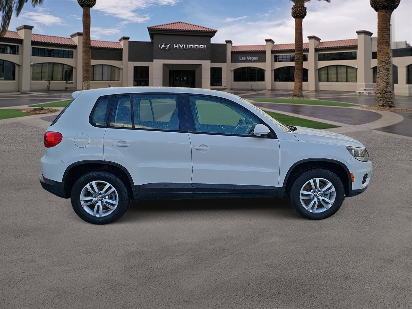 Thumbnail: 2013 Volkswagen Tiguan - 9