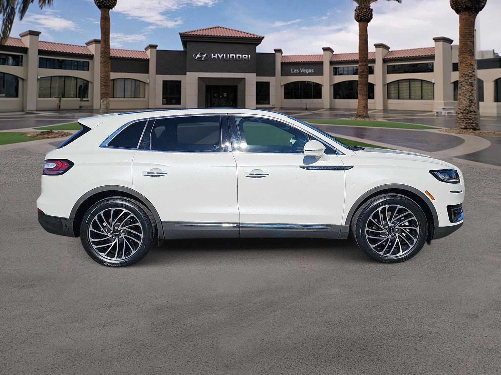 Thumbnail: 2020 Lincoln Nautilus - 9