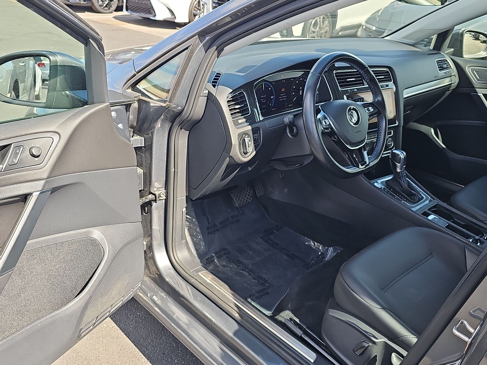 Thumbnail: 2018 Volkswagen e-Golf - 10