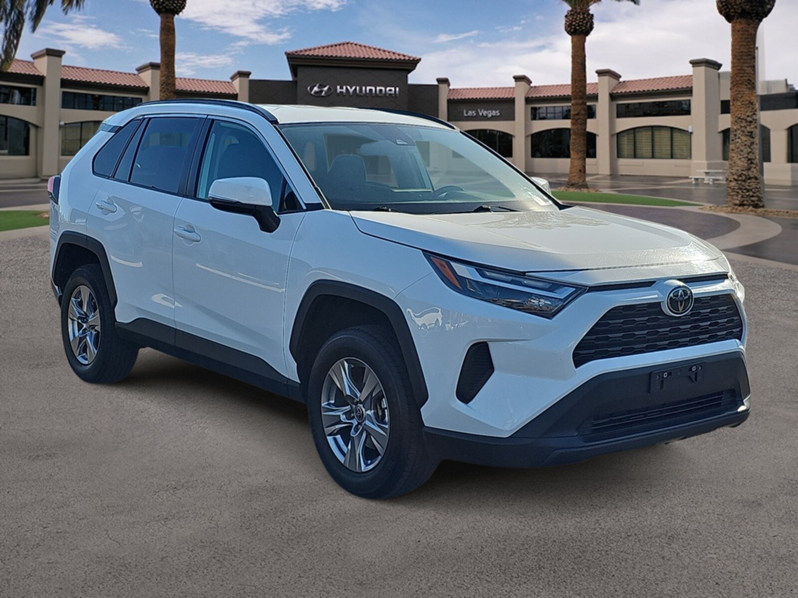 2022 Toyota RAV4 XLE photo 2