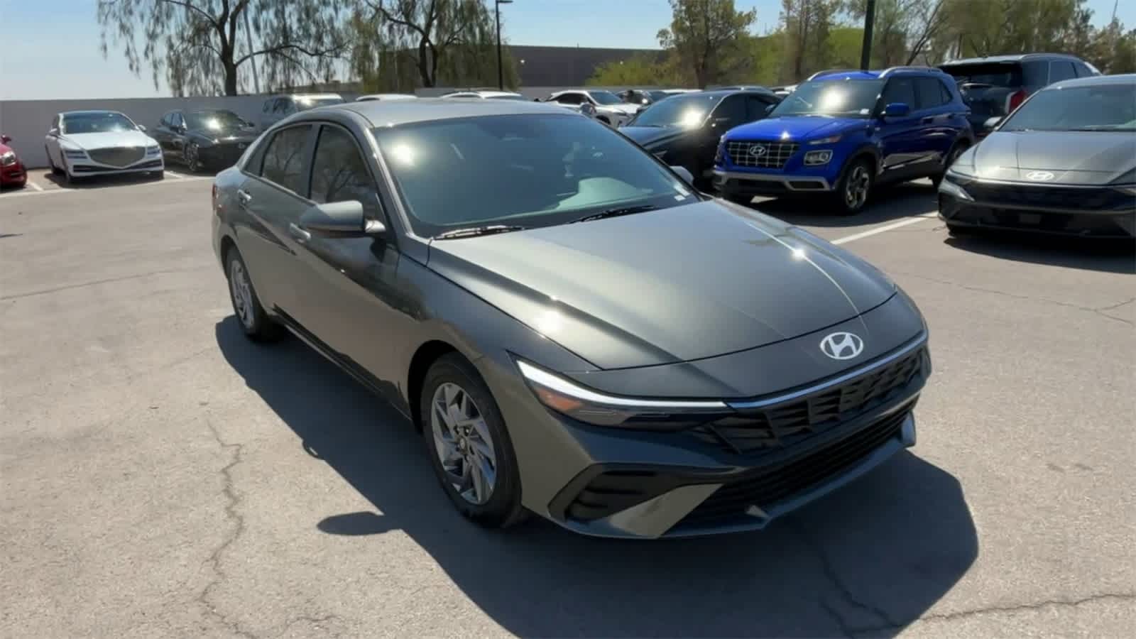 2024 Hyundai Elantra SEL photo 2