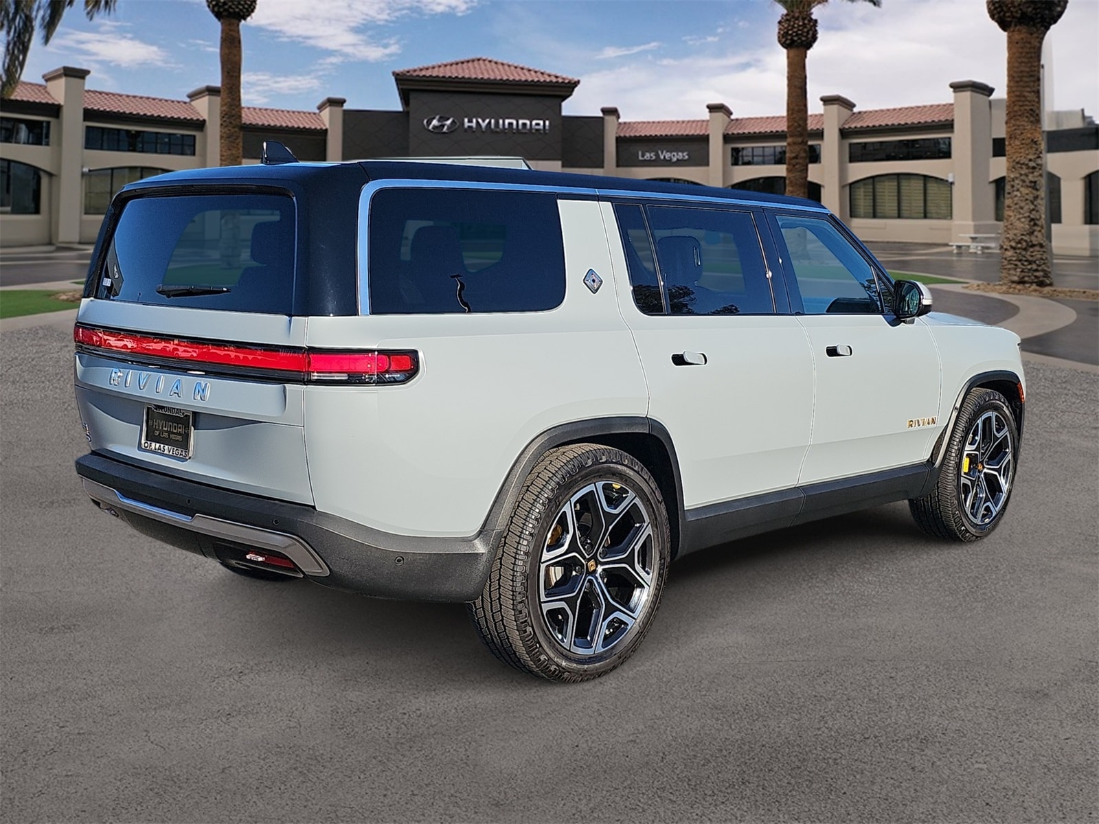 Thumbnail: 2023 Rivian R1S - 8