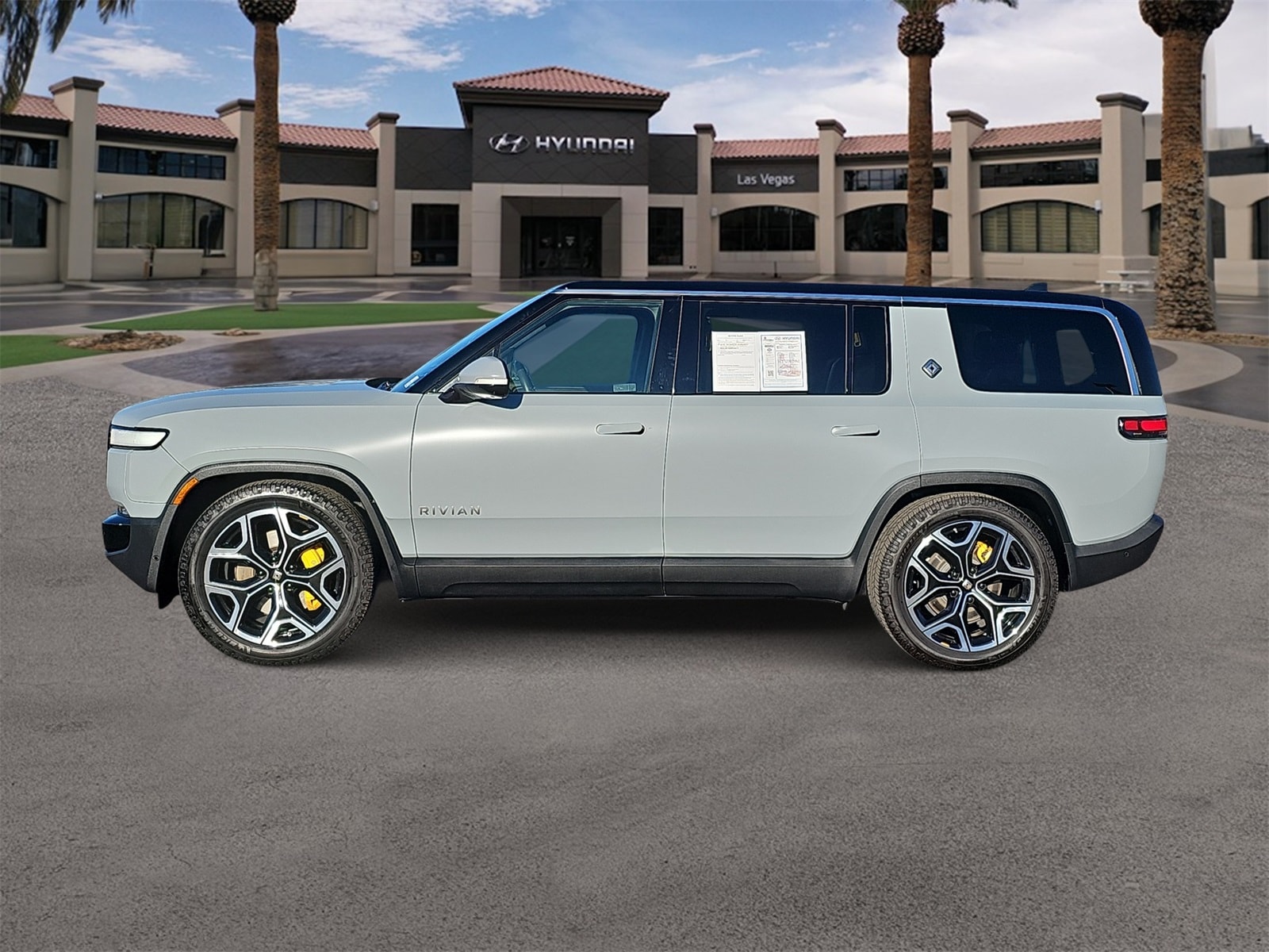 Thumbnail: 2023 Rivian R1S - 5