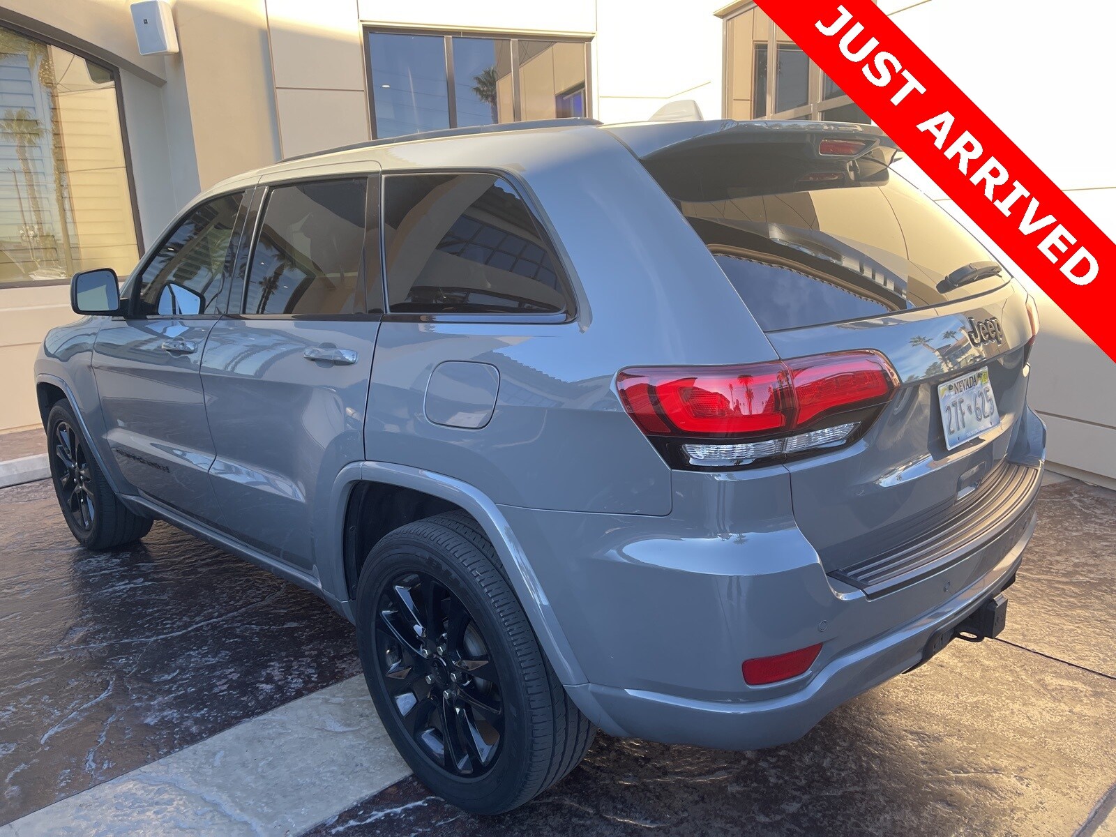 2021 Jeep Grand Cherokee Laredo X photo 3