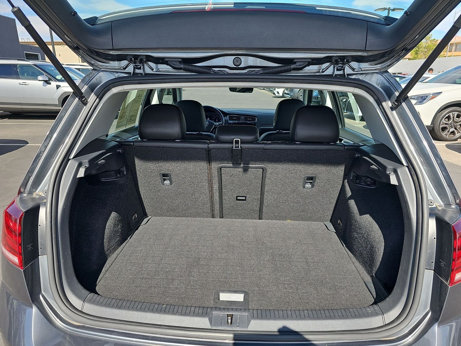 Thumbnail: 2018 Volkswagen e-Golf - 23