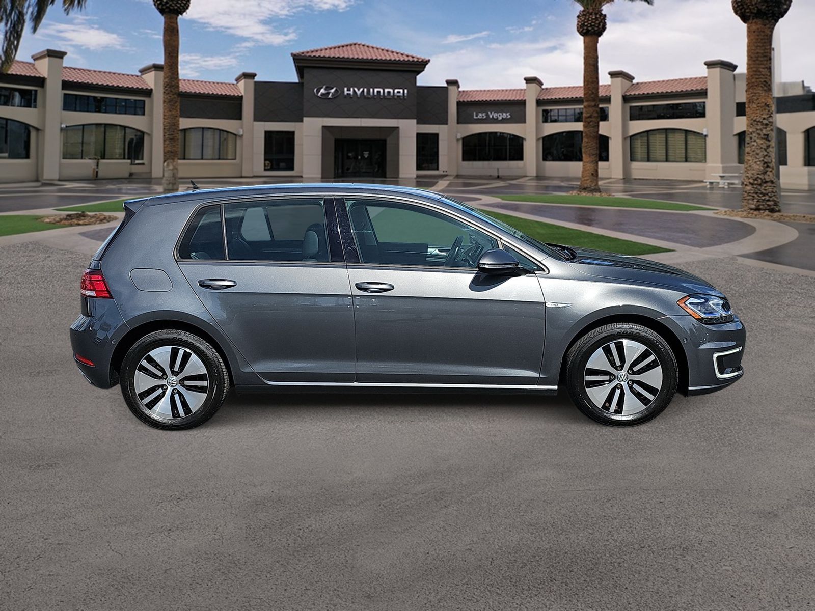 Thumbnail: 2018 Volkswagen e-Golf - 9