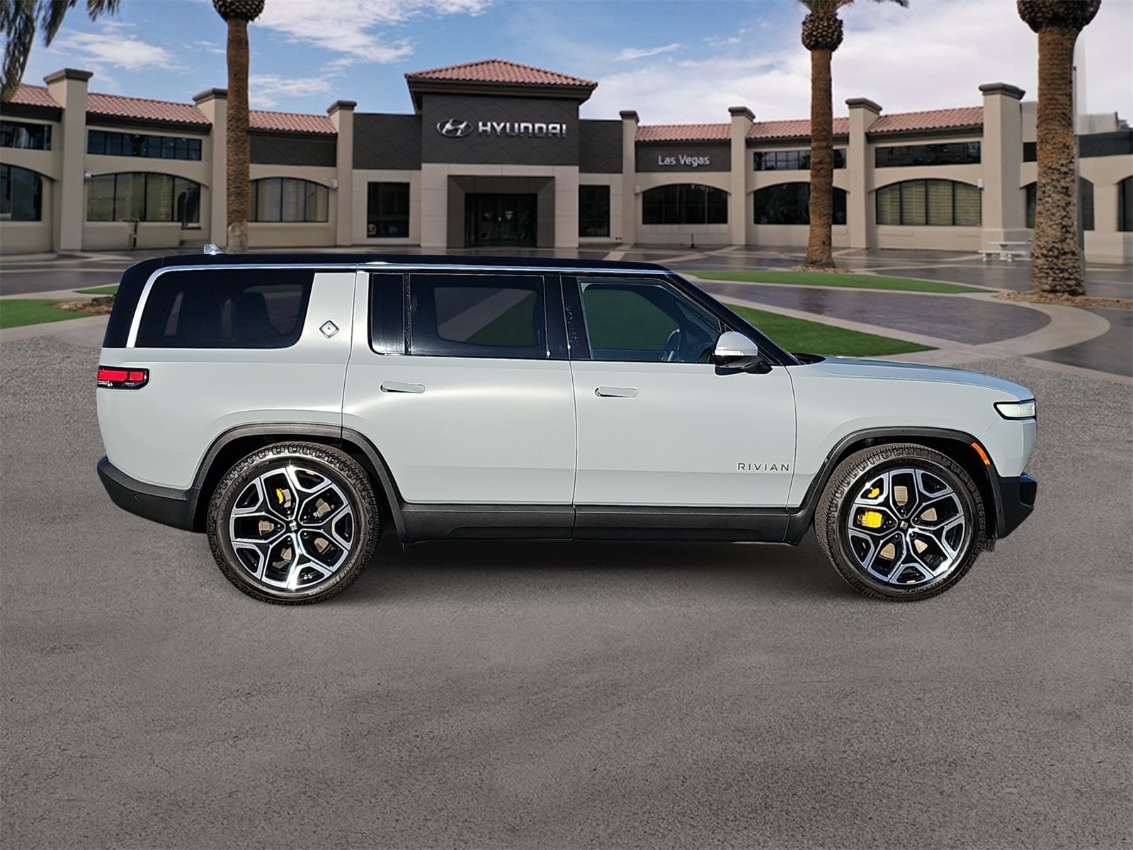 Thumbnail: 2023 Rivian R1S - 9