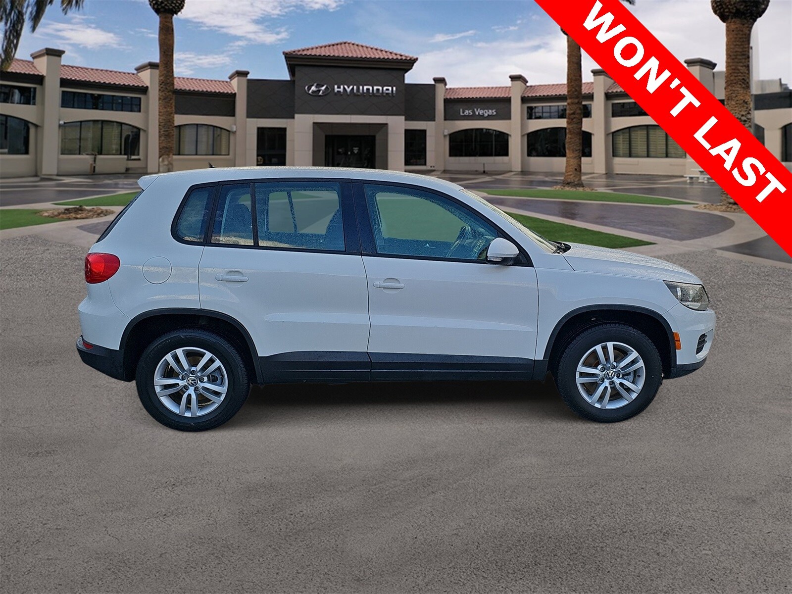 Thumbnail: 2013 Volkswagen Tiguan - 9