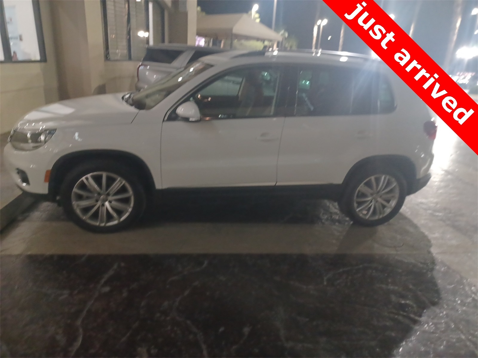 Thumbnail: 2014 Volkswagen Tiguan - 4