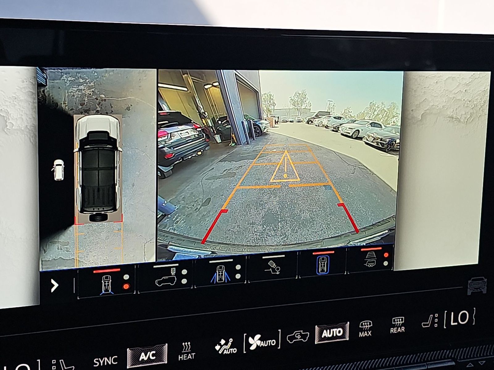 Thumbnail: 2025 GMC Hummer EV - 26