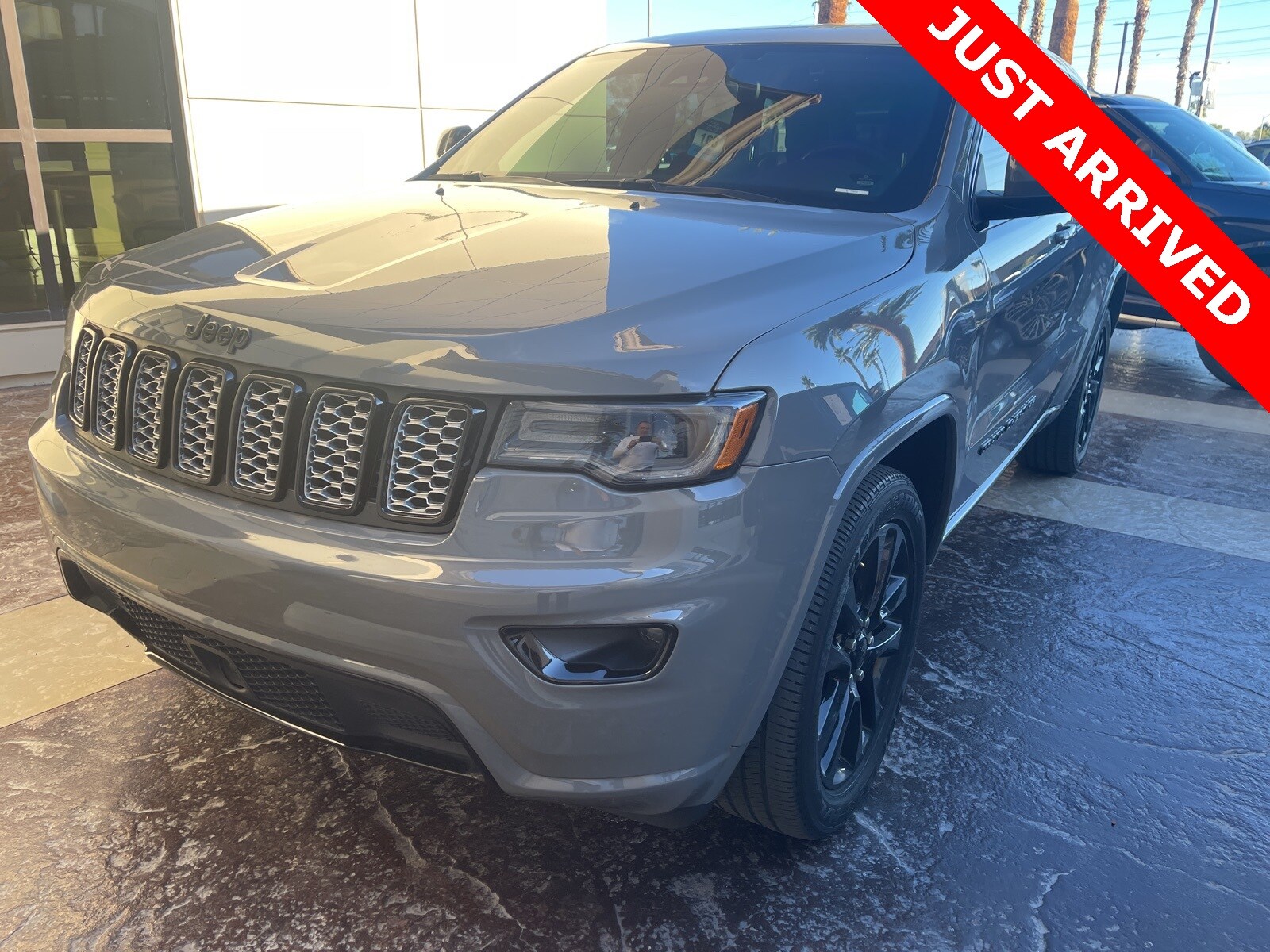 2021 Jeep Grand Cherokee Laredo X photo 2