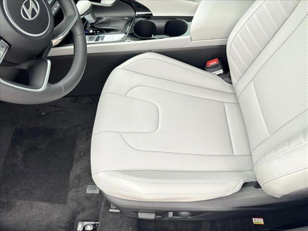 Certified 2025 Hyundai Elantra Limited 4dr Car