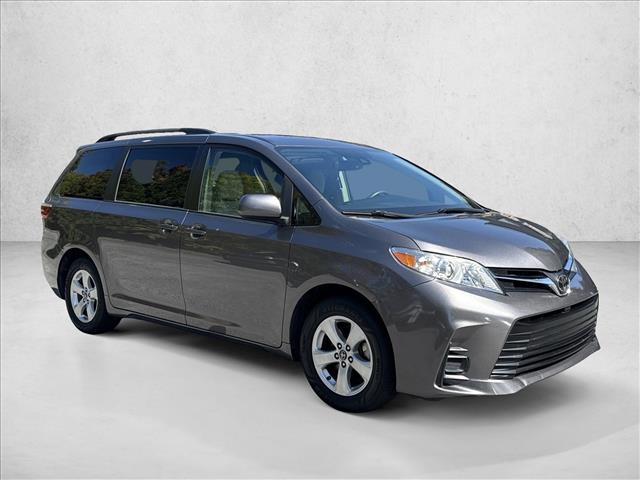 2018 Toyota Sienna LE photo 3