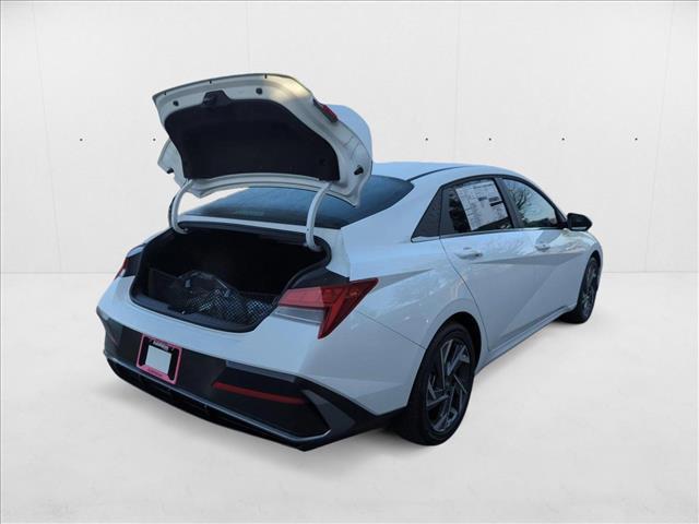 2025 Hyundai Elantra SEL Convenience photo 2