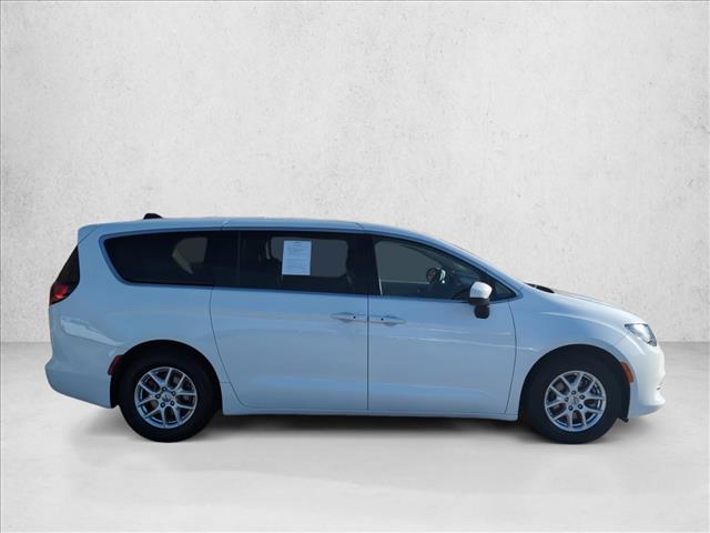 2022 Chrysler Voyager LX photo 4