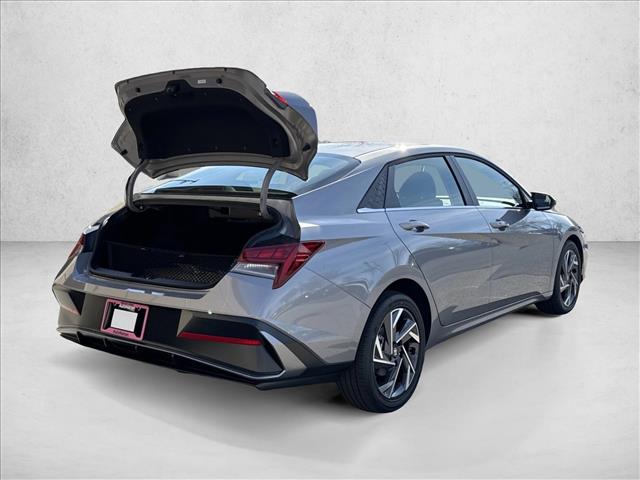 2025 Hyundai Elantra SEL Convenience photo 2