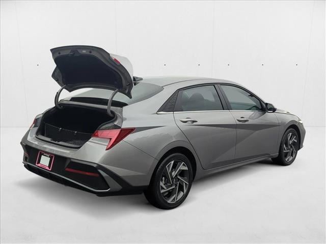 2025 Hyundai Elantra Limited - Photo 8