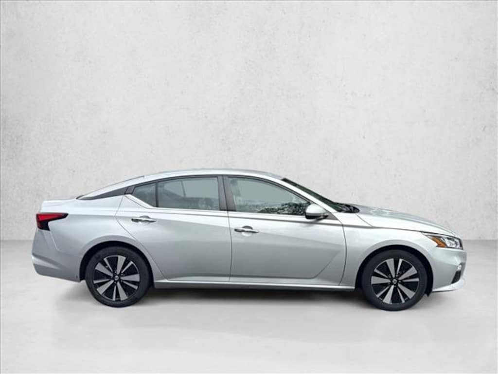 Used 2022 Nissan Altima 2.5 SV 4dr Car