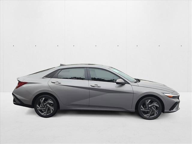 2025 Hyundai Elantra Limited - Photo 7