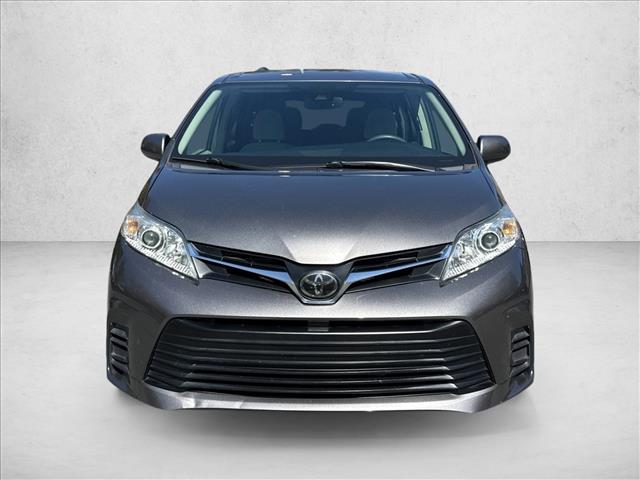 2018 Toyota Sienna LE photo 2