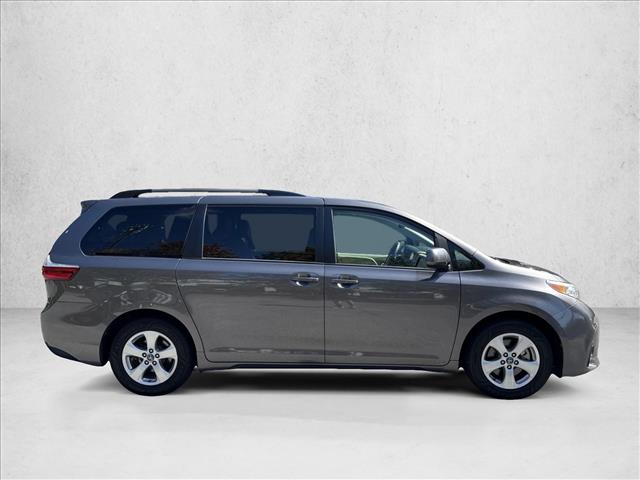 2018 Toyota Sienna LE photo 4