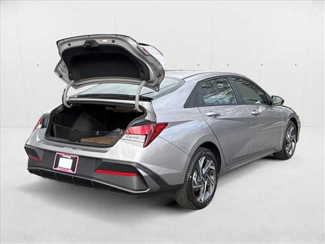 2025 Hyundai Elantra SEL Sport photo 2